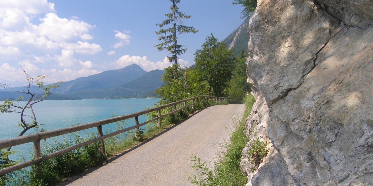 Der Weg am Walchenseeufer bietet zahlreiche schöne Ausblicke., © Outdooractive Redaktion Der Weg am Walchenseeufer bietet zahlreiche schöne Ausblicke., © Outdooractive Redaktion