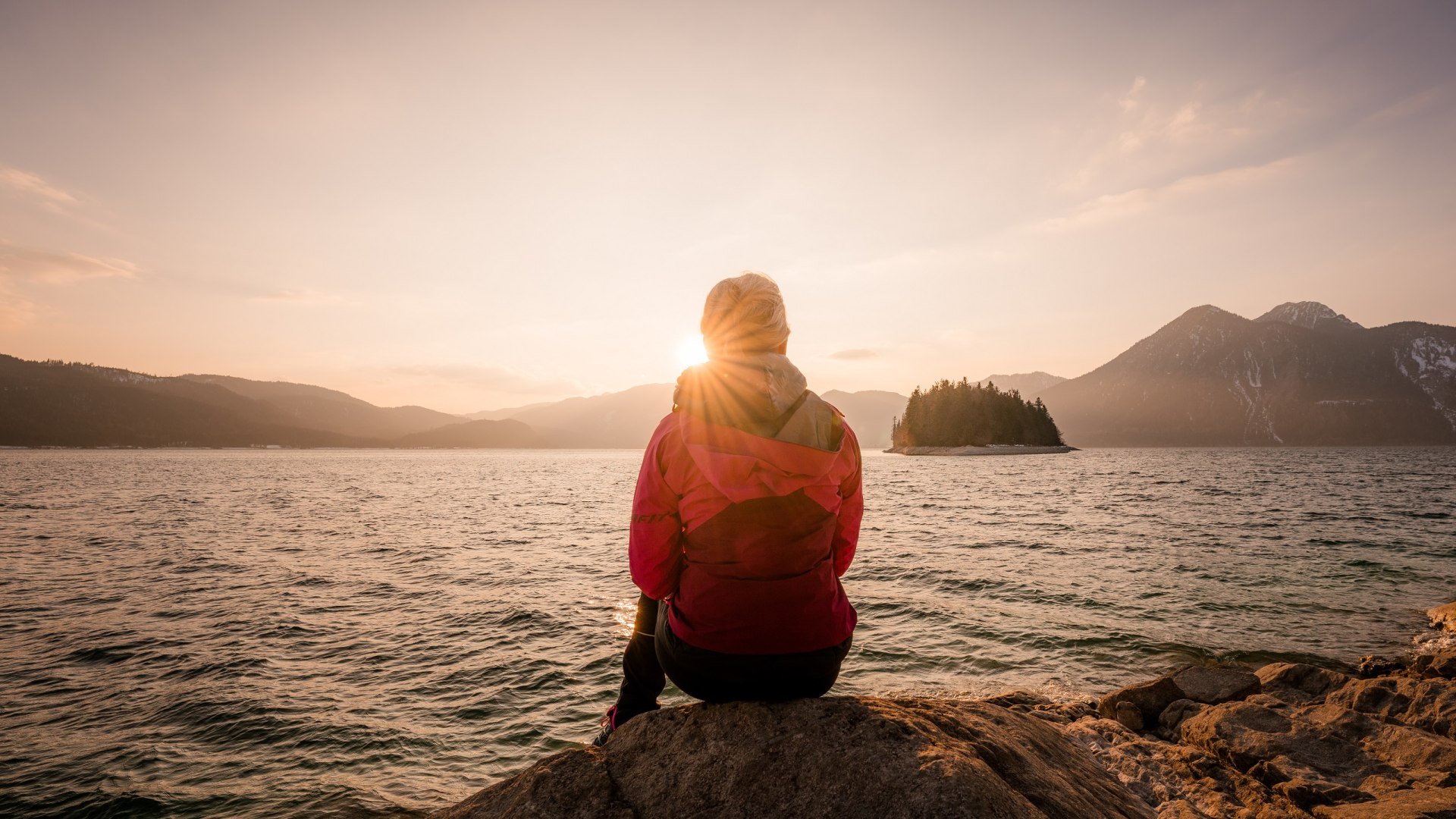 Frau am Walchensee mit Blick auf die Insel Sassau, © Tourist Information Kochel a. See; Fotograf Paul Wolf Frau am Walchensee mit Blick auf die Insel Sassau, © Tourist Information Kochel a. See; Fotograf Paul Wolf