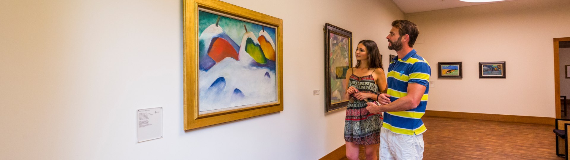 Besucher bei der Besichtigung den Franz Marc Museums in Kochel a. See, vor dem Bild Hocken im Schnee., © Tourist Information Kochel a. See, Fotograf Thomas Kujat Besucher bei der Besichtigung den Franz Marc Museums in Kochel a. See, vor dem Bild Hocken im Schnee., © Tourist Information Kochel a. See, Fotograf Thomas Kujat