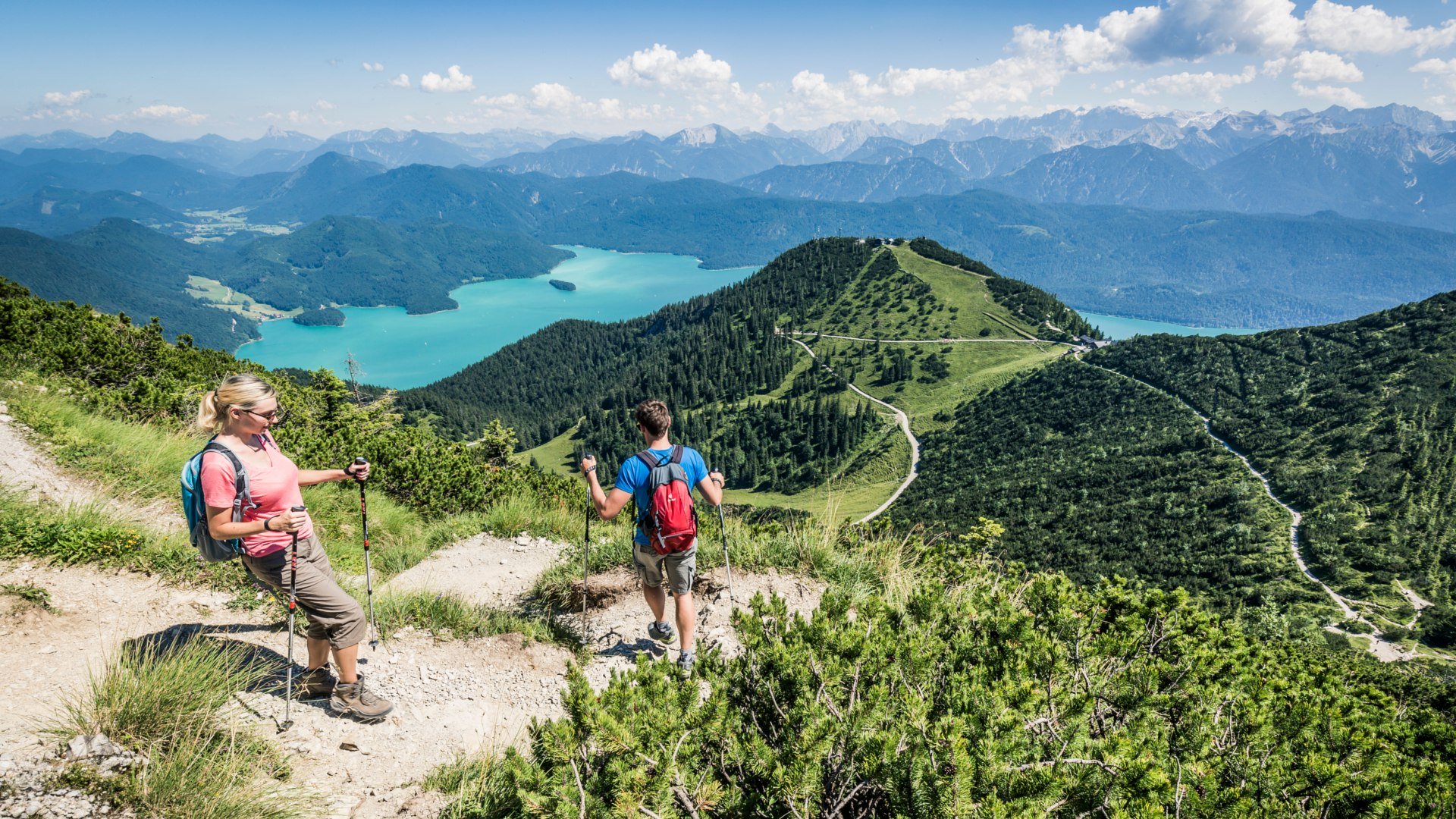 Wanderer auf dem Weg vom Herzogstand Gipfel zum Berggasthof Herzogstand, © Tourist Information Kochel a. See