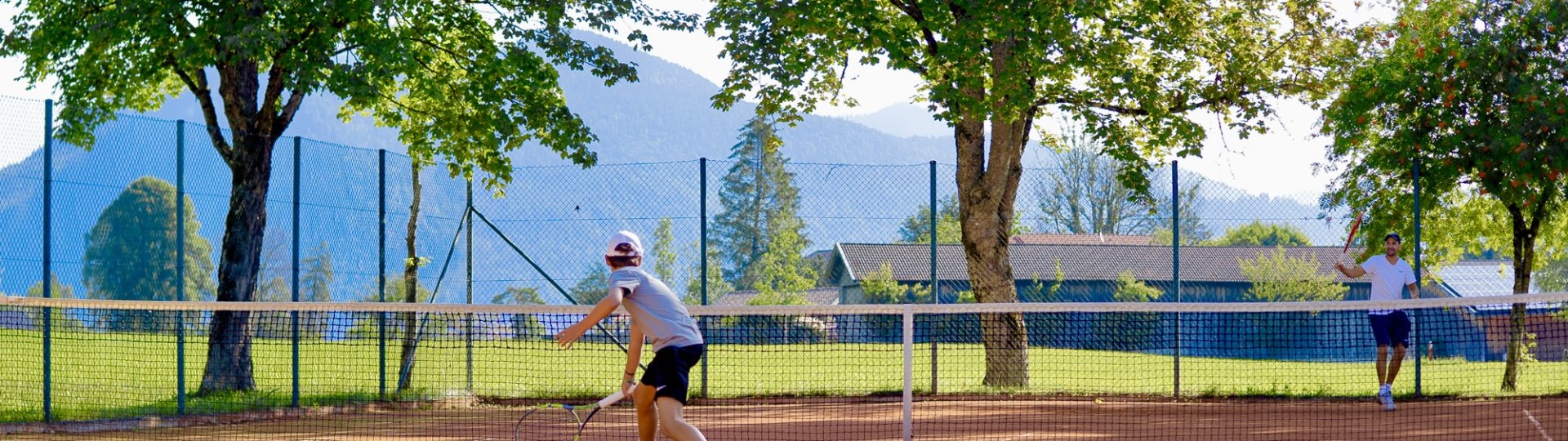 Zwei Gäste spielen Tennis., © Verkehrsverein Walchensee, Fotografin S. Gistl Zwei Gäste spielen Tennis., © Verkehrsverein Walchensee, Fotografin S. Gistl