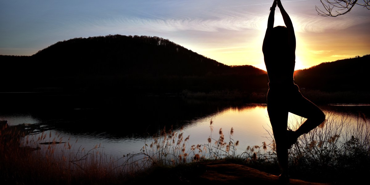 Eine Frau macht Yoga bei Sonnenuntergang am See., © Pixabay Eine Frau macht Yoga bei Sonnenuntergang am See., © Pixabay