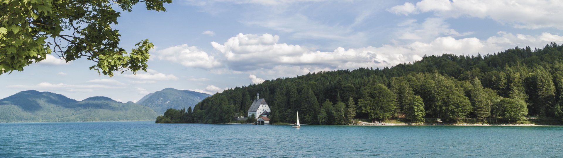 Walchensee mit Blick auf das Klösterl, © Tourist Information Kochel a. See Walchensee mit Blick auf das Klösterl, © Tourist Information Kochel a. See