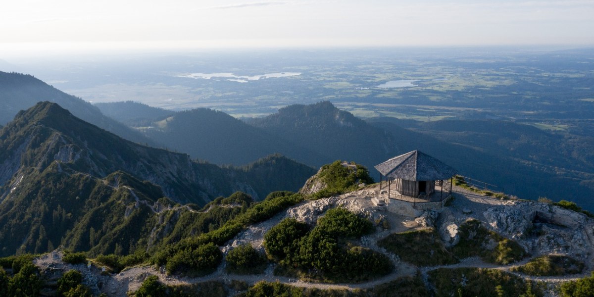 Herzogstandgipfel mit Pavillon, Blick Richtung Westen, © Tourist Information Kochel a. See Herzogstandgipfel mit Pavillon, Blick Richtung Westen, © Tourist Information Kochel a. See
