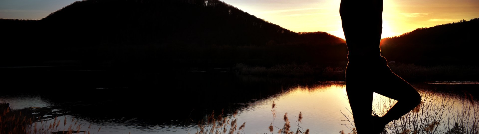 Eine Frau macht Yoga bei Sonnenuntergang am See., © Pixabay Eine Frau macht Yoga bei Sonnenuntergang am See., © Pixabay