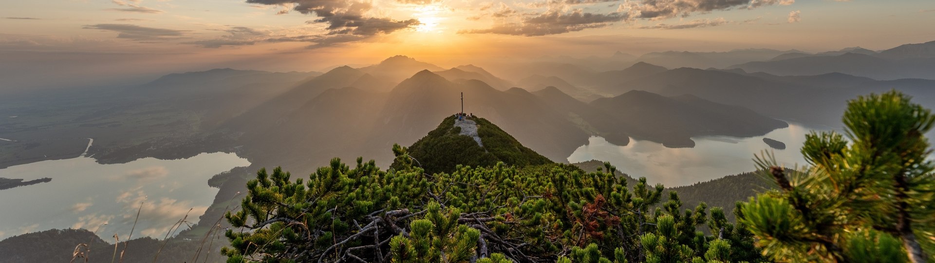 Blick auf den Kochelsee  und Walchensee vom Herzogstand, © Shutterstock
