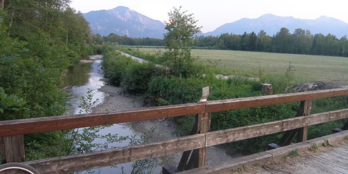Eine Holzbr&uuml;cke &uuml;berspannt den Lainbach., &copy; Outdooractive Redaktion