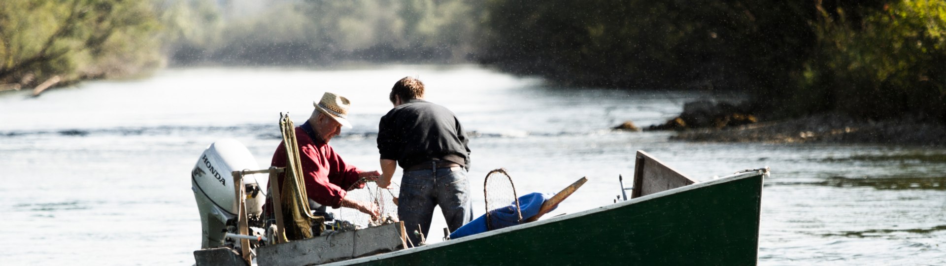 Angler im Boot auf der Loisach bei Kochel a. See, &copy; Tourist information Kochel a. See, Fotograf Thomas Kujat