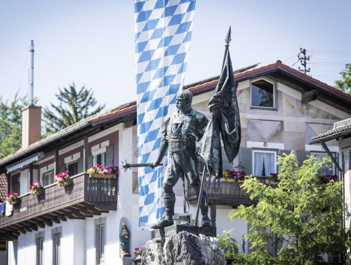 Die Statue Schmid von Kochel am Schmied von Kochel Platz in Kochel am See, &copy; Tourist Information Kochel a. See