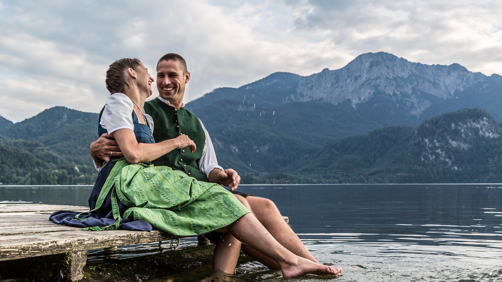 Paar am Kochelsee, Füße im Wasser. Aufgenommen vor Herzogstand, © Tourist Information Kochel a. See, Fotograf Thomas Kujat