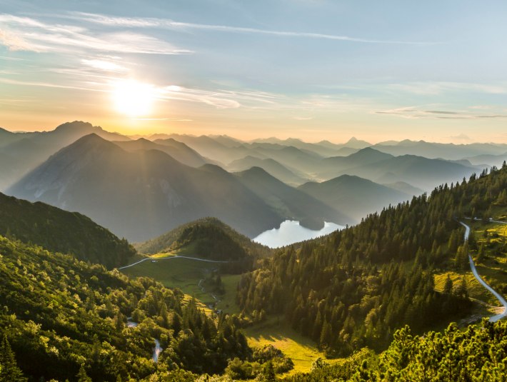 Sonnenaufgang am Herzogstand, &copy; Quelle: Tourist Information Kochel a. See, Fotograf Thomas Kujat