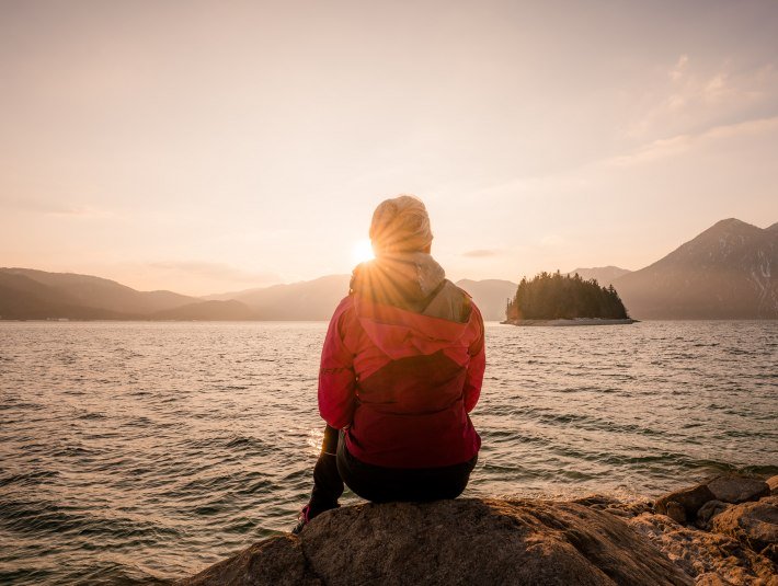 Frau am Walchensee mit Blick auf die Insel Sassau, &copy; Tourist Information Kochel a. See; Fotograf Paul Wolf