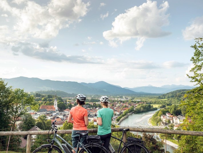 Radlpause in Bad Tölz mit Blick auf die Isar, © (c) Oberbayern.de