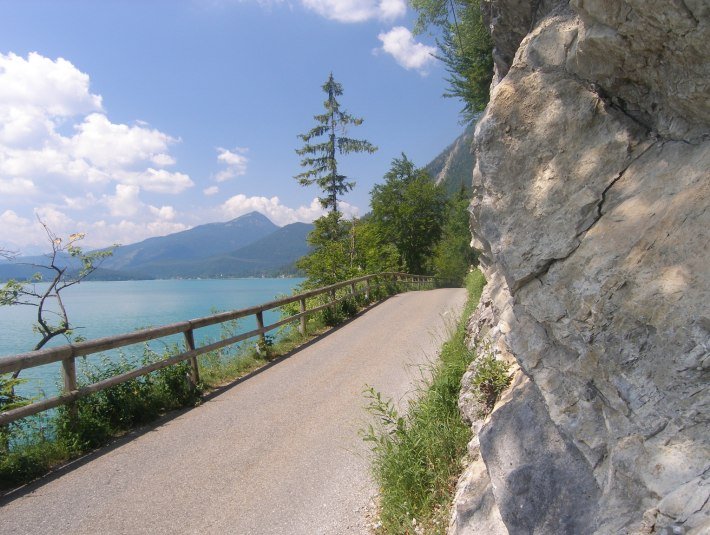 Der Weg am Walchenseeufer bietet zahlreiche schöne Ausblicke., © Outdooractive Redaktion