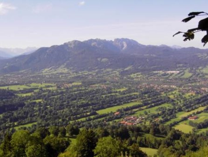 Aussicht von der Sonntraten ins Isartal über die denkmalgeschützte Heckenlandschaft, mit Blick zum Brauneck und Karwendel, © Tölzer Land Tourismus