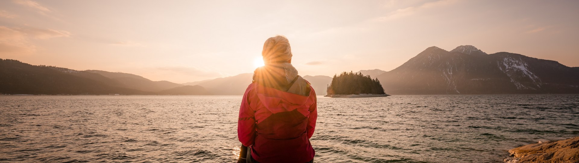 Frau am Walchensee mit Blick auf die Insel Sassau, &copy; Tourist Information Kochel a. See; Fotograf Paul Wolf