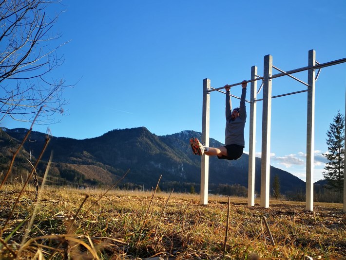 Eine Person macht Klimmz&uuml;ge an der Stange., &copy; Sebastian Jocham