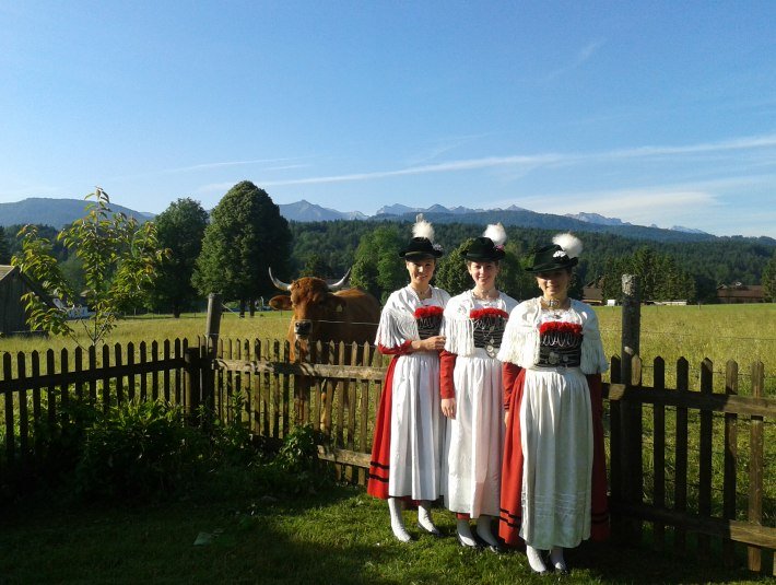 Trachtler im Ort Walchensee, © Tourist Information Walchensee