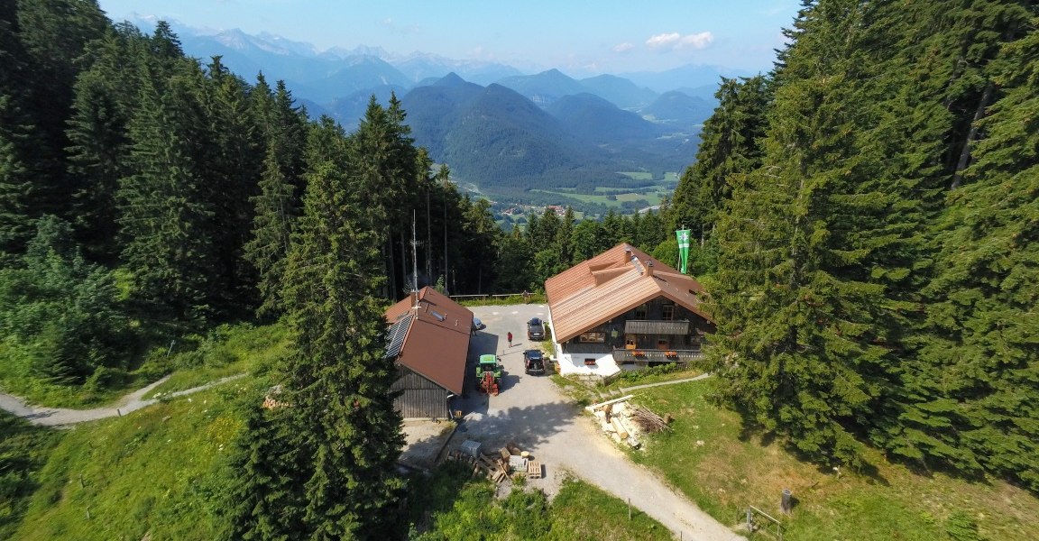Blick auf die Lenggrieser Hütte von oben, © Lenggrieser Hütte