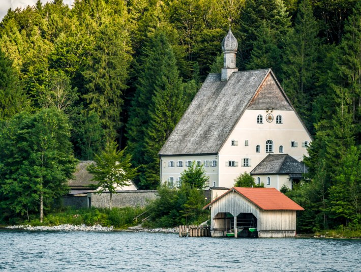 Kl&ouml;sterl auf Halbinsel Zwergern, &copy; Tourist Information Kochel a. See, Fotograf Thomas Kujat