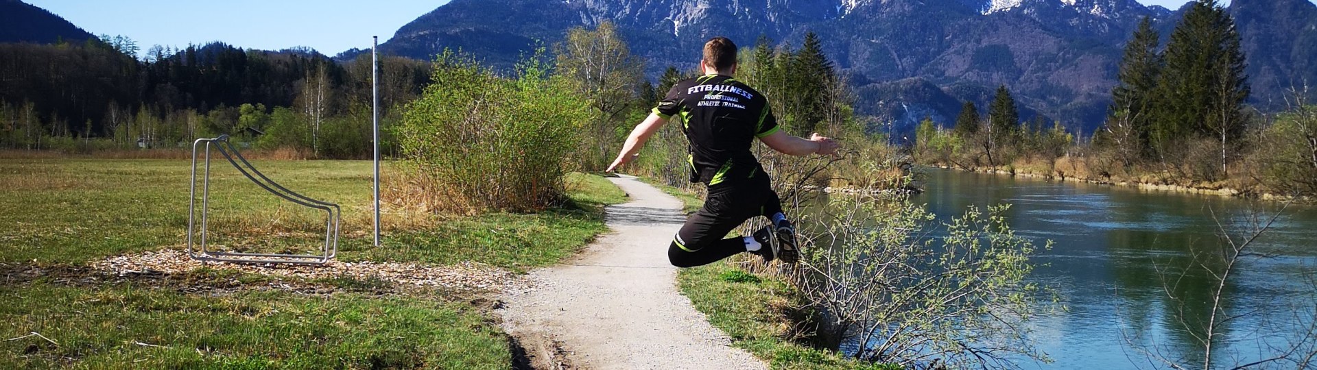 Der Personla Fitness Trainer macht einen Sprung auf dem Weg des Kochler Bewegungsparcours., © Sebastian Jocham