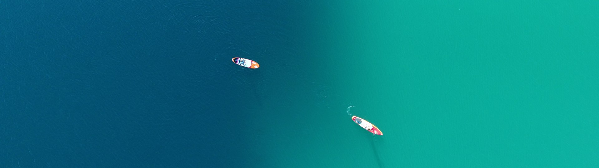 Zwei Personen auf dem t&uuml;rkisblauen Walchensee auf dem SUP., &copy; Tourist Information Kochel a. See. Fotograf D. Weickel