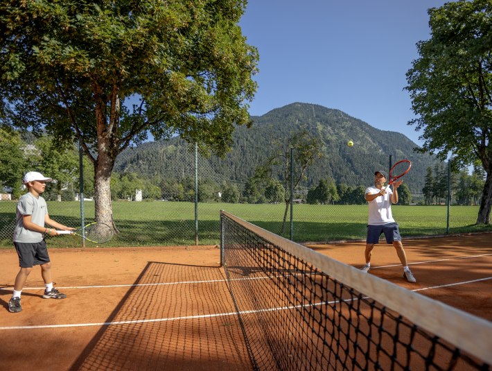 Zwei G&auml;ste spielen Tennis auf dem Platz in Walchensee, &copy; Verkehrsverein Walchensee, Fotografin S. Gistl