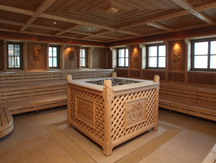 Hubertussauna im 200 Jahre alten Jagdhaus im Au&szlig;enbereich der Kristall Therme, &copy; Tourist Information Kochel a. See