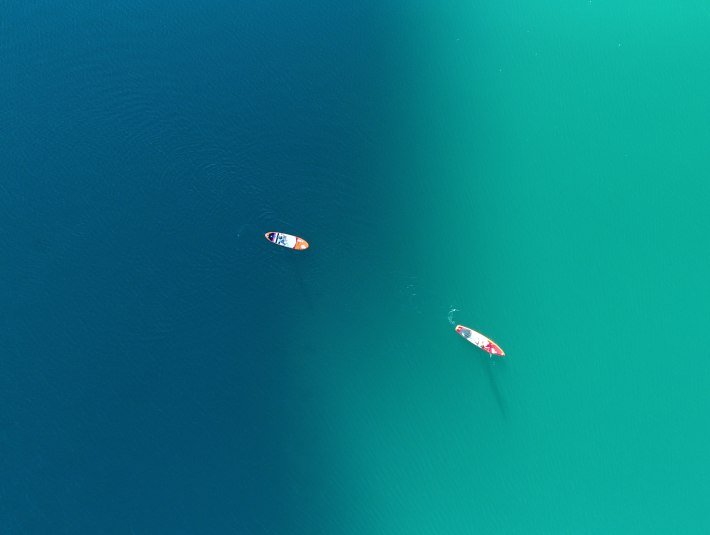 Zwei Personen auf dem türkisblauen Walchensee auf dem SUP., © Tourist Information Kochel a. See. Fotograf D. Weickel