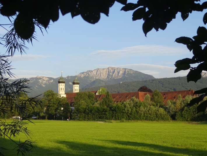 Kloster Benediktbeuern mit Benediktenwand, © Tölzer Land Tourismus