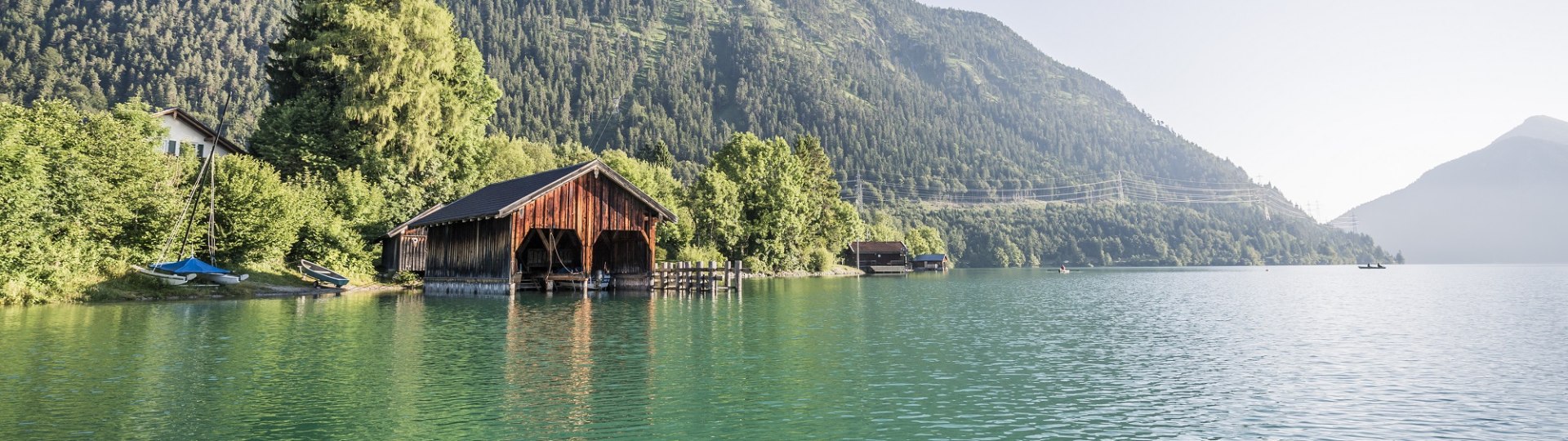 Ein Bootshaus am türkisblauen Walchensee., © Tourist Information Kochel a. See, Fotograf Kujat