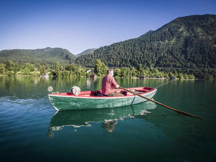 Angler auf dem Walchensee, mit Blick auf den Herzogstand, &copy; Tourist Information Walchensee, Fotograf Thomas Kujat