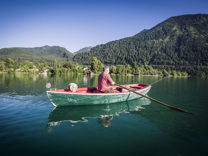 Angler auf dem Walchensee, mit Blick auf den Herzogstand, &copy; Tourist Information Walchensee, Fotograf Thomas Kujat