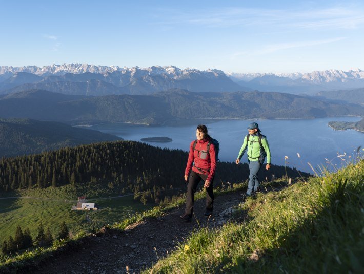 Zwei Wanderer auf de Jochberg, © Tourist Information Kochel a. See, Fotograf: Bernd Ritschel