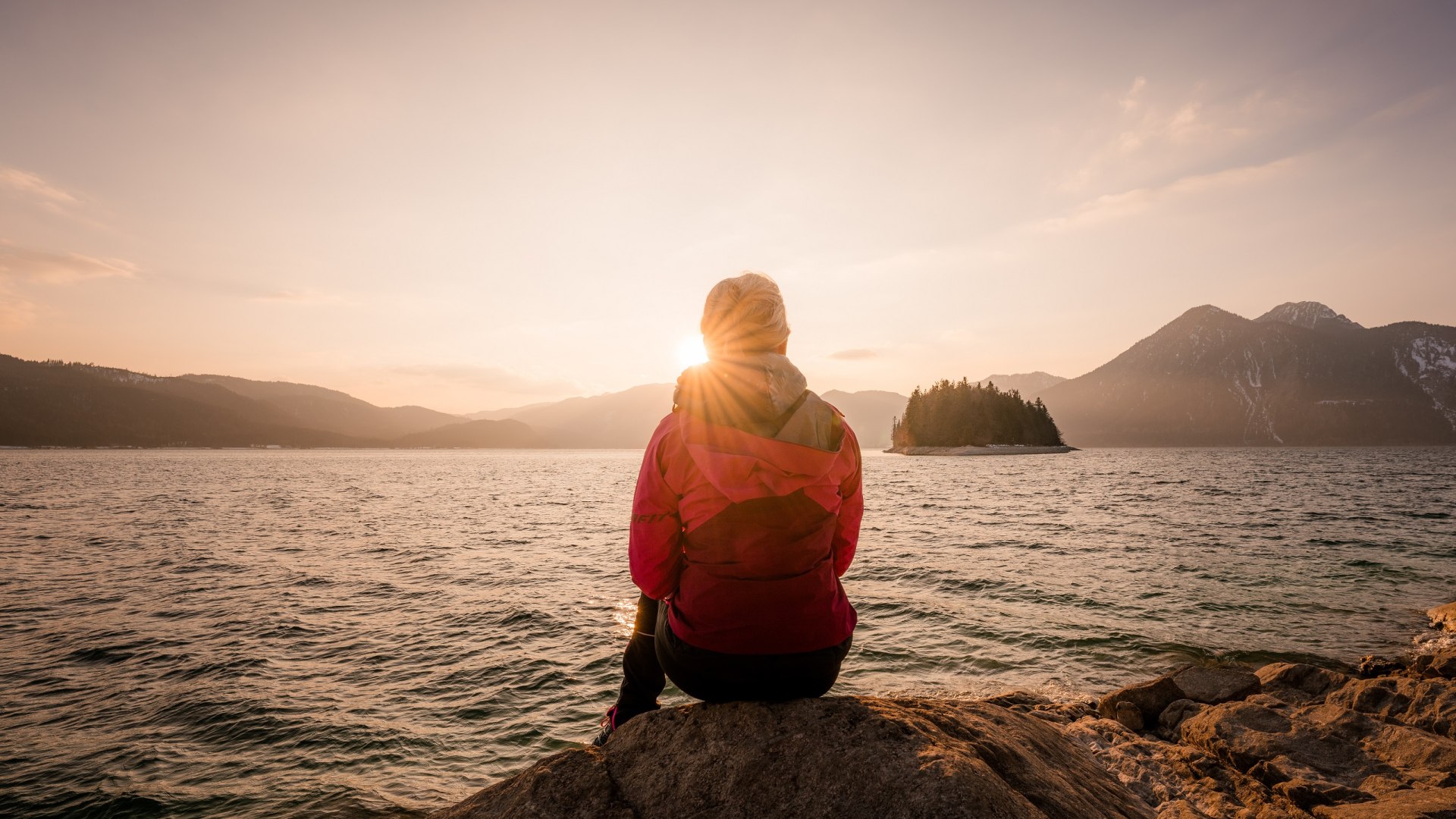 Frau am Walchensee mit Blick auf die Insel Sassau, &copy; Tourist Information Kochel a. See; Fotograf Paul Wolf