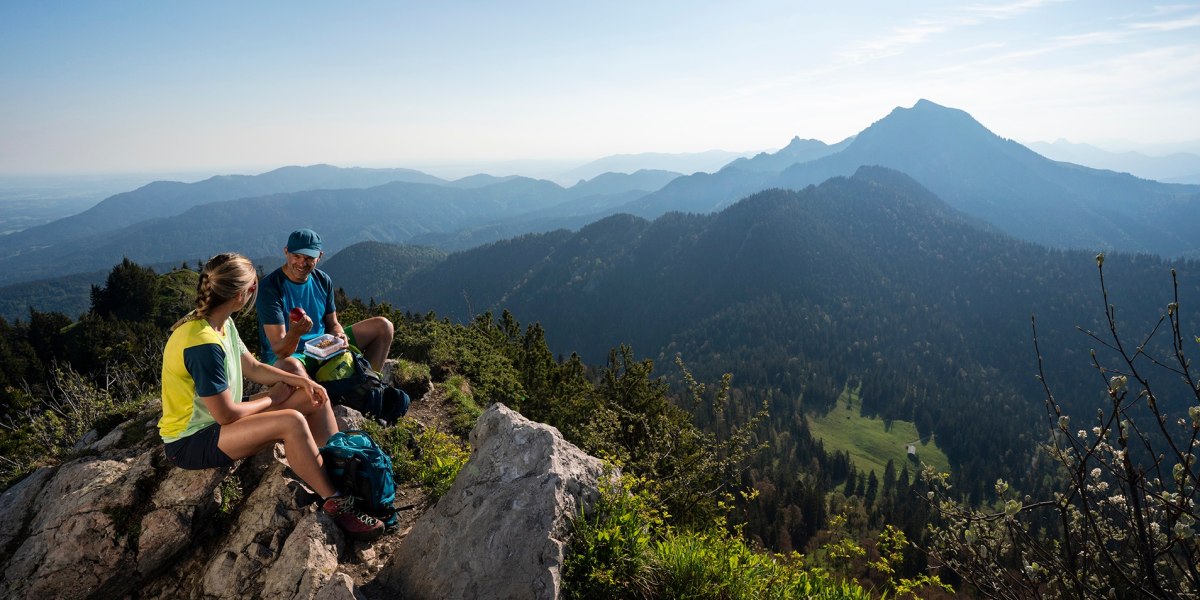 Gipfel-Brotzeit auf dem Rabenkopf mit Blick zur Benediktenwand, &copy; Tourist Information Kochel a. See