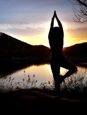 Eine Frau macht Yoga bei Sonnenuntergang am See., © Pixabay Eine Frau macht Yoga bei Sonnenuntergang am See., © Pixabay