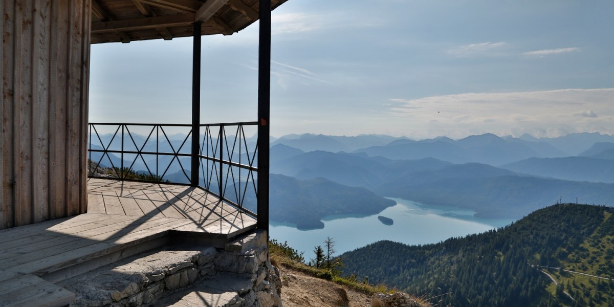 Gipfelpavillon auf dem Herzogstandgipfel, Blick Richtung Walchensee, © Tourist Information Kochel a. See