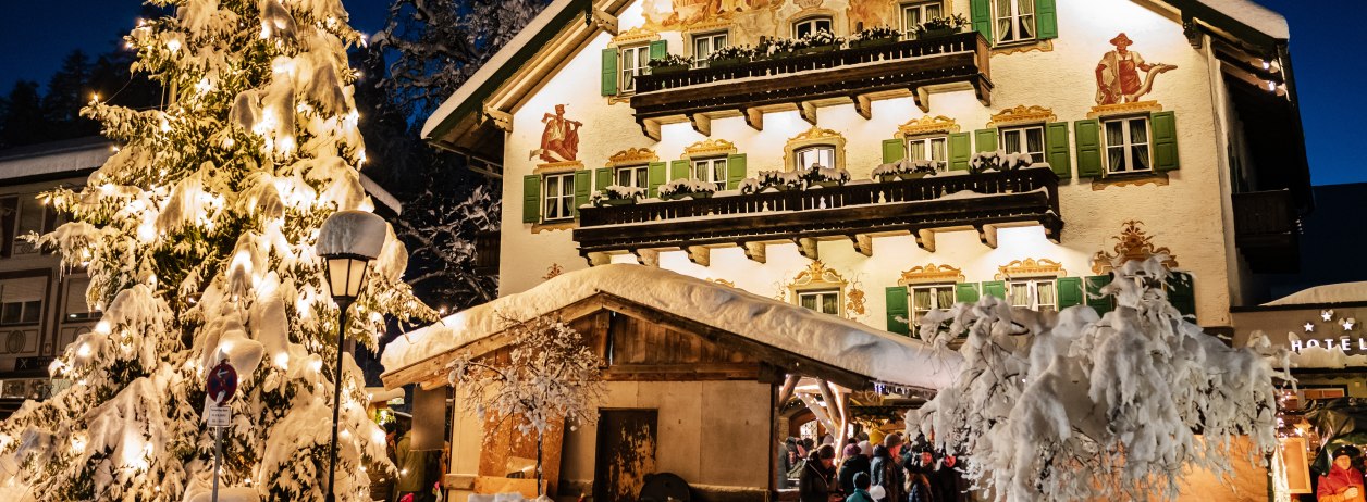 Adventszeit am Schmied von Kochel Platz in Kochel am See mit beleuchtetem Christbaum., &copy; Tourist Information Kochel a. See