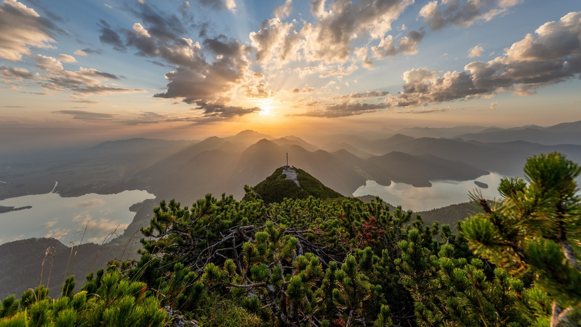 Blick auf den Kochelsee  und Walchensee vom Herzogstand, © Shutterstock