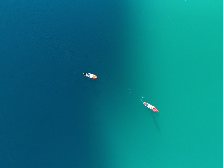 Zwei Personen auf dem t&uuml;rkisblauen Walchensee auf dem SUP., &copy; Tourist Information Kochel a. See. Fotograf D. Weickel