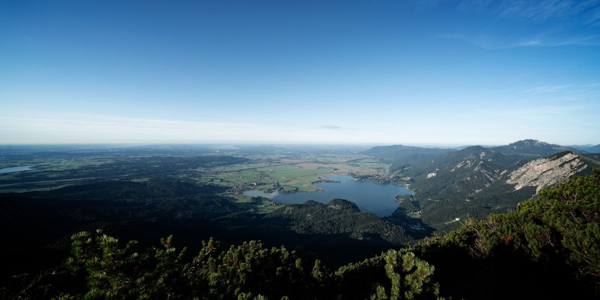 Blick vom Gratweg auf den Kochelsee und das Voralpenland, © Tourist Information Kochel a. See