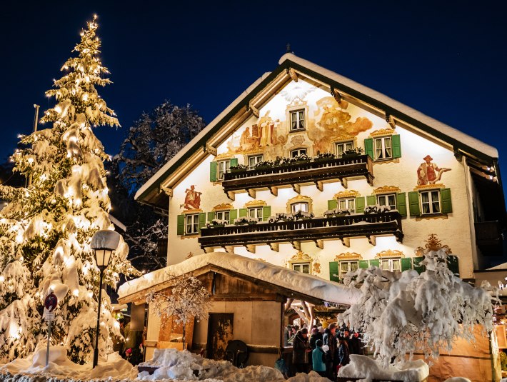 Adventszeit am Schmied von Kochel Platz in Kochel am See mit beleuchtetem Christbaum., &copy; Tourist Information Kochel a. See