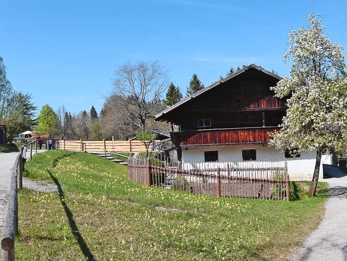 Alte Bauernhäuser auf dem Gelände des Freilichtmuseums Glentleiten, © Freilichtmuseum Glentleiten