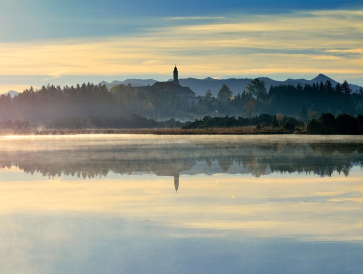 Kirchsee mit Kloster Reutberg im Hintergrund, © Tölzer Land Tourismus