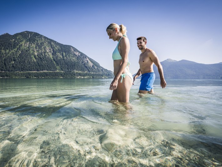 Badestrand auf der Halbinsel Zwerger, mit Blick auf den Herzogstand., &copy; Tourist Information Walchensee, Fotograf Thomas Kujat