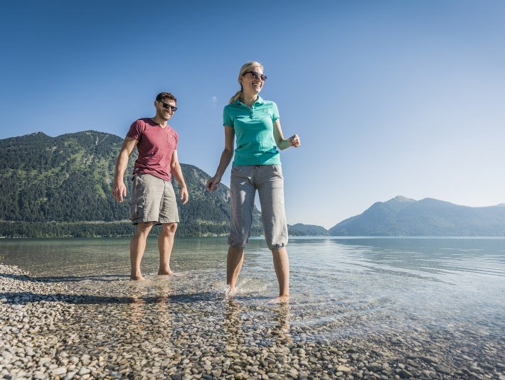 Pärchen läuft im Wasser, © Tourist Information Kochel a. See, Fotograf: Th. Kujat