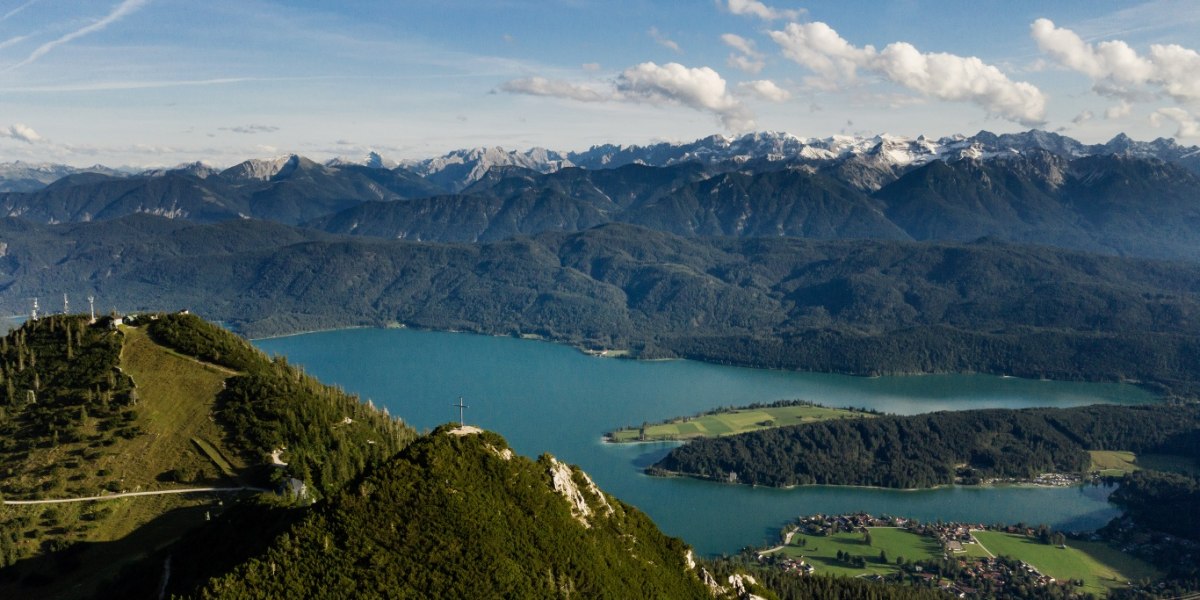 Herzogstand mit Martinskopf, Fahrenbergkopf und Walchensee, © Tourist Information Kochel a. See