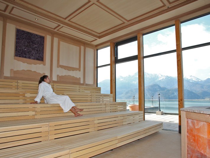 Herzogstandsauna im Kristall trimini mit Panoramablick auf den Herzogstand, &copy; Tourist Information Kochel a. See