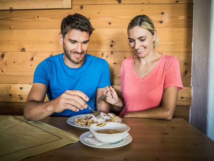 Essen im Berggasthof Herzogstand, erreichbar mit der Herzogstandbahn, &copy; Tourist Information Kochel a. See, Fotograf Thomas Kujat
